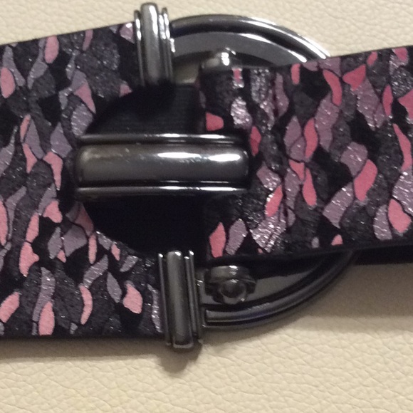 Leather silver buckle belt with elastic back. - Picture 2 of 7